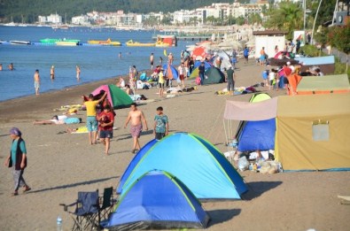 Marmaris'te Yer Kalmadı, Tatilciler Plajlarda Konakladı