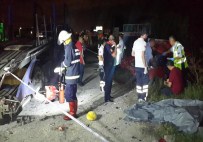 TIR'a Çarpan Otomobil Parçalandı Açıklaması 4 Ölü 1 Yaralı