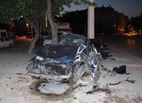 Virajı Alamayan Otomobil Ağaç İle Direk Arasına Sıkıştı Açıklaması 1 Ağır Yaralı