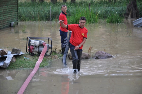 Sağanak yağış ve sel dört şehri vurdu