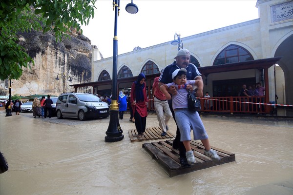Sağanak yağış ve sel dört şehri vurdu