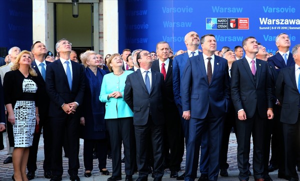 NATO uçaklarından gövde gösterisi