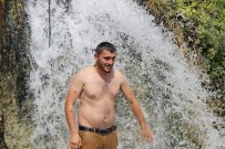 35 Derece Sıcak Havada 40 Derecelik Termal Suyla Serinliyorlar