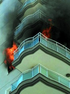 Efeler'de 9 Katlı Binada Çıkan Yangın Korkuttu