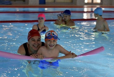 Muratpaşa'dan Engelli Bireyle Yüzme Dersi