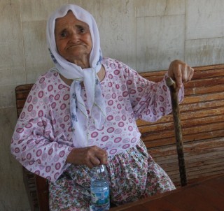 Ortada Kalan Yaşlı Kadına 3 Günlüğüne Torunu Sahip Çıktı