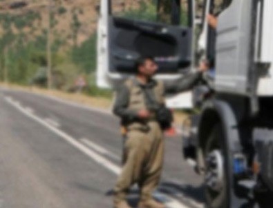 Yol kesen PKK teröristlerle çatışma çıktı