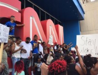 CNN İNTERNATIONAL - ABD'deki siyahi protestocular CNN binasına yürüdü