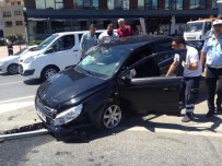 OKMEYDANı - Aynı İstikamete Dönmek İsteyen 2 Araç Çarpıştı Açıklaması 2 Yaralı