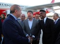 Düncaya Ünlü Futbolcu Da Erdoğan'ı Karşılayanlar Arasındaydı