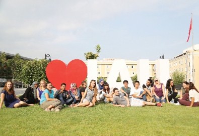 İAÜ'de her 100 öğrenciden 85'inin bursu var