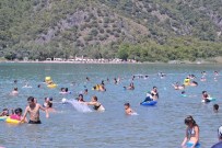 Tatilciler Kumburnu'na Akın Etti