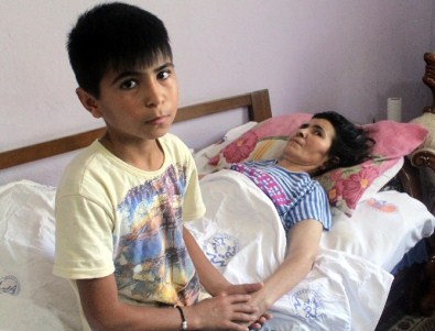Yatalak Annesine Bakan 12 Yaşındaki Çocuk Yardım Bekliyor