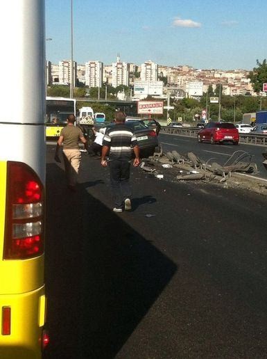 Otomobil metrobüs yoluna daldı