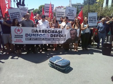 ABD Genelkurmay Başkanı'na Bavullu Protesto