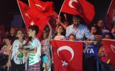 Demokrasi Nöbeti Zeytinburnu'nda Tüm Hızıyla Devam Ediyor