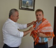 EROL TANRıKULU - Kaymakam Tanrıkulu'na Şenlik Ağası Sarıca'dan Plaket