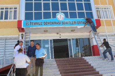 Siirt'te Kapatılan Okulun Tabelası İndirildi