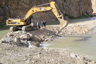 Zap Suyu'nda 13 Yaşındaki Çocuğu Arama Çalışmaları Sürüyor