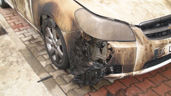 Eski koca boşandığı eşinin ailesinin aracını yaktı