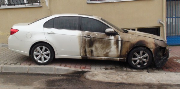 Eski koca boşandığı eşinin ailesinin aracını yaktı