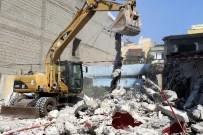 BELEDİYE ENCÜMENİ - Akdeniz Belediyesi, Metruk Binaların Yıkımını Sürdürüyor