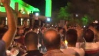 DEMOKRASİ NÖBETİ - Ezan erken okundu, vatandaşlar darbe oluyor diye sokağa döküldü