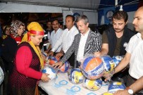 KARNE HEDİYESİ - Şahinbey Demokrasi Nöbeti Tutanlara Top Dağıttı