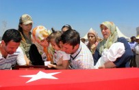 İSMAIL ÇATAKLı - Şehit Uzman Çavuş Kara, Gözyaşlarıyla Toprağa Verildi