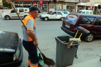 TEMİZLİK İŞÇİSİ - Temizlik İşçisi Maaşını Demokrasi Şehitlerinin Ailelerine Bağışladı