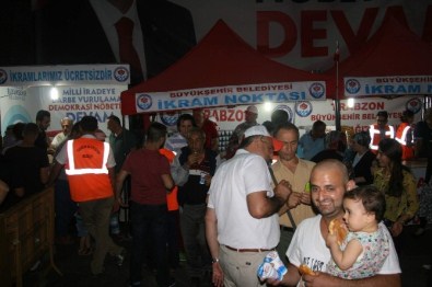 Trabzon'da Son 'Demokrasi Nöbeti'Nde Vatandaşlar Alanı Doldurdu