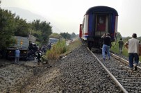 YOLCU TRENİ - Tren, Kamyonu Biçti Açıklaması 1 Ağır Yaralı