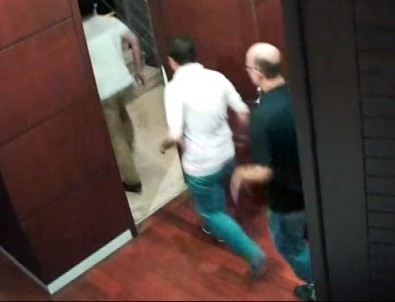 TRT'ye getirilen 5 bilişim uzmanının kaçışı kamerada