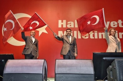 Vali Şahin, Taksim'de Nöbet Tutan Vatandaşlarla Bir Araya Geldi