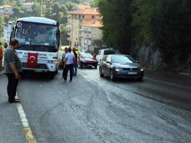 Kontrolden Çıkan TIR, Halk Otobüsüne Çarptı Açıklaması 10 Yaralı