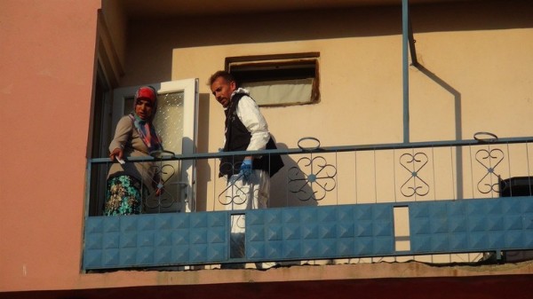 Kendi yaptığı bombayı ayrı yaşadığı eşinin evinin önünde patlattı