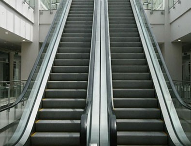 AVM'de yürüyen merdiven dehşeti!