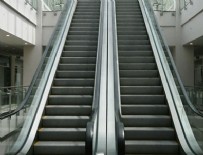 AVM'de yürüyen merdiven dehşeti!