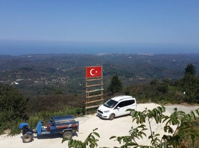 Akçakoca'nın En Yüksek Tepesine Türk Bayrağı