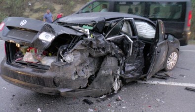 Hafif Ticari Araç İle Otomobil Çarpıştı Açıklaması 5'İ Çocuk 8 Yaralı