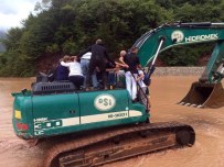 YILMAZ TUNÇ - Mahsur Kalanlar Dozerlerle Kurtarılmaya Başlandı