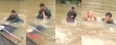 Aracıyla Sele Kapılan Yaşlı Kadını Böyle Kurtardı!