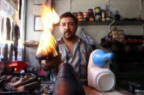 ERDAL ÖZCAN - Ayakkabıları Yakarak Boyuyor