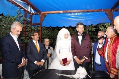 Eski Bakan Güllüce Erzurum'da Nikah Şahidi Oldu