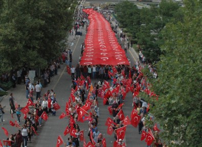 Külliye'den Genel Merkez'e 500 Metre Türk Bayrağıyla Yürüdüler