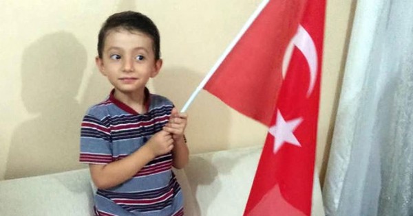 Arkadaşlarıyla vedalaşırken oğluyla birlikte şehit oldu!