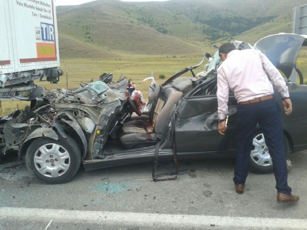 Otomobil TIR'ın altına girdi