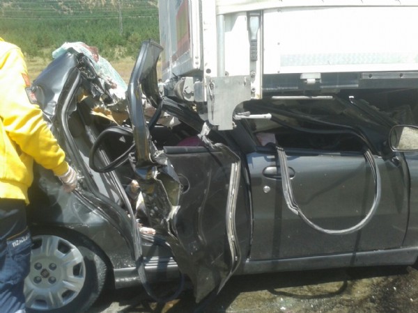 Otomobil TIR'ın altına girdi