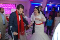 NİKAH TÖRENİ - Darbe Gazisi Düğününe Koltuk Değnekleriyle Katıldı