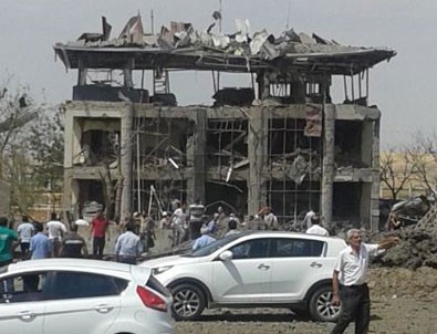 Diyarbakır'da trafik merkezine bombalı araçla saldırı